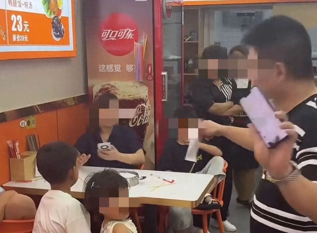 Unreasonable? 3 Women, 4 Kids Order One Bowl, Leave Bad Review After Third Refill Denied