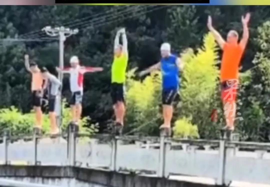 Bridge Railing Collapses as Group Jumps into River in Zhejiang