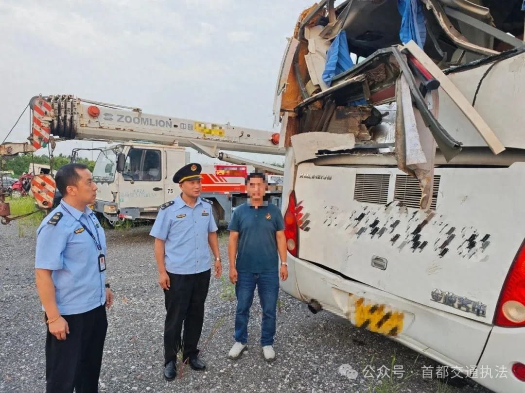 Unlicensed Bus Overturns — 7 Students, 2 Teachers Injured, Driver Fined ¥20,000