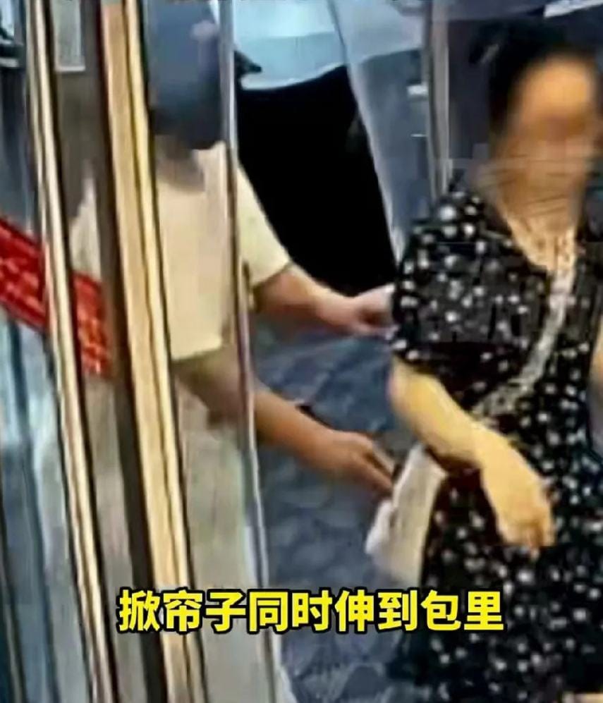 Brazen Daylight Theft: Women Steal Phone Outside Mall Without Victim Noticing 🚨
