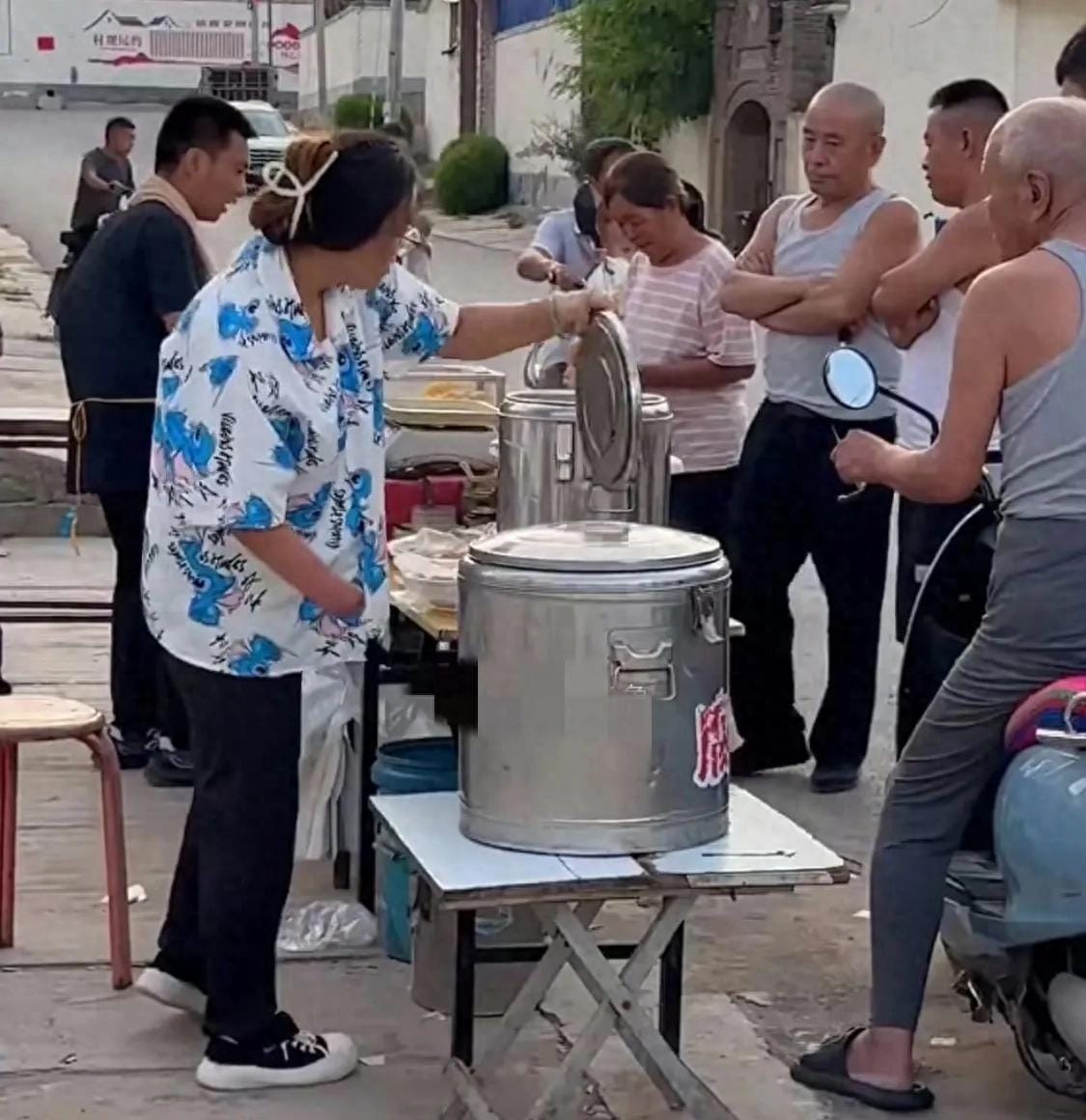 Shanxi's Fried-Dough Couple: Turning Pain into Light
