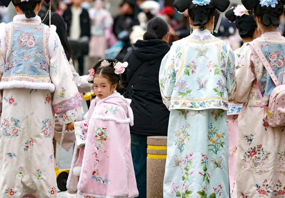 The Rise of 'Gege' Makeover Experiences in Beijing's Wangfujing Area