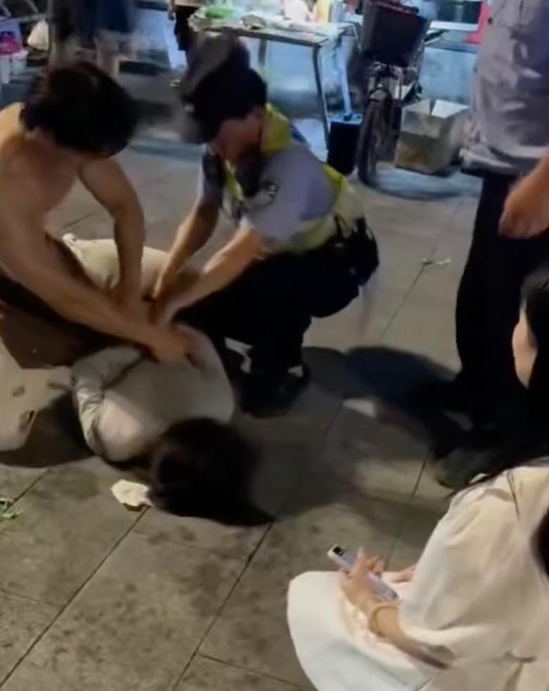 Woman With Knife Follows 14-Year-Old Boy in Guangzhou, Stopped by Bystanders