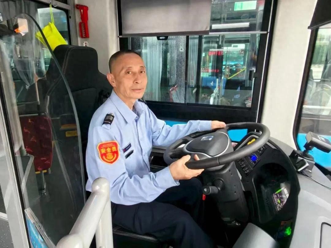 The Heroic Hangzhou Night Bus Driver Who Saved a Life