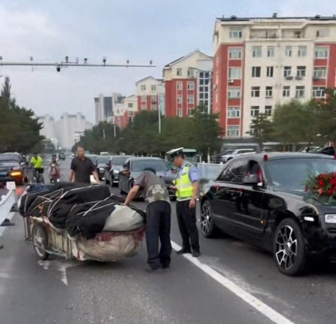Elderly Vendor’s Heartwarming Crash with a ¥6 Million Rolls-Royce