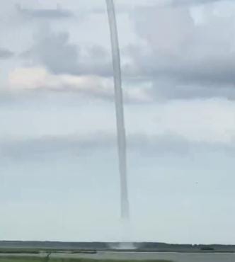 Spectacular Waterspout Appears in Daqing!
