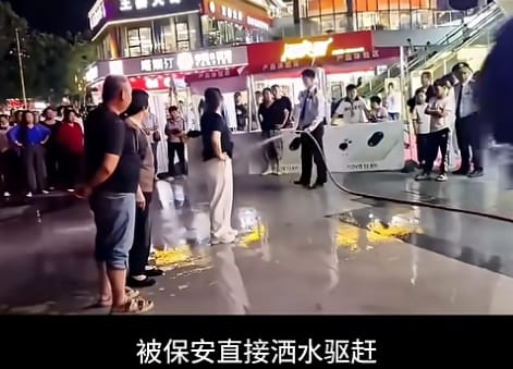 Security Sprays Dancing Seniors in Zhengzhou, Netizens Cheer