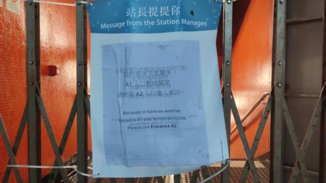 Super Typhoon Huajiasa Slams Hong Kong: Second No.10 Hurricane Signal Issued, City Shuts Down