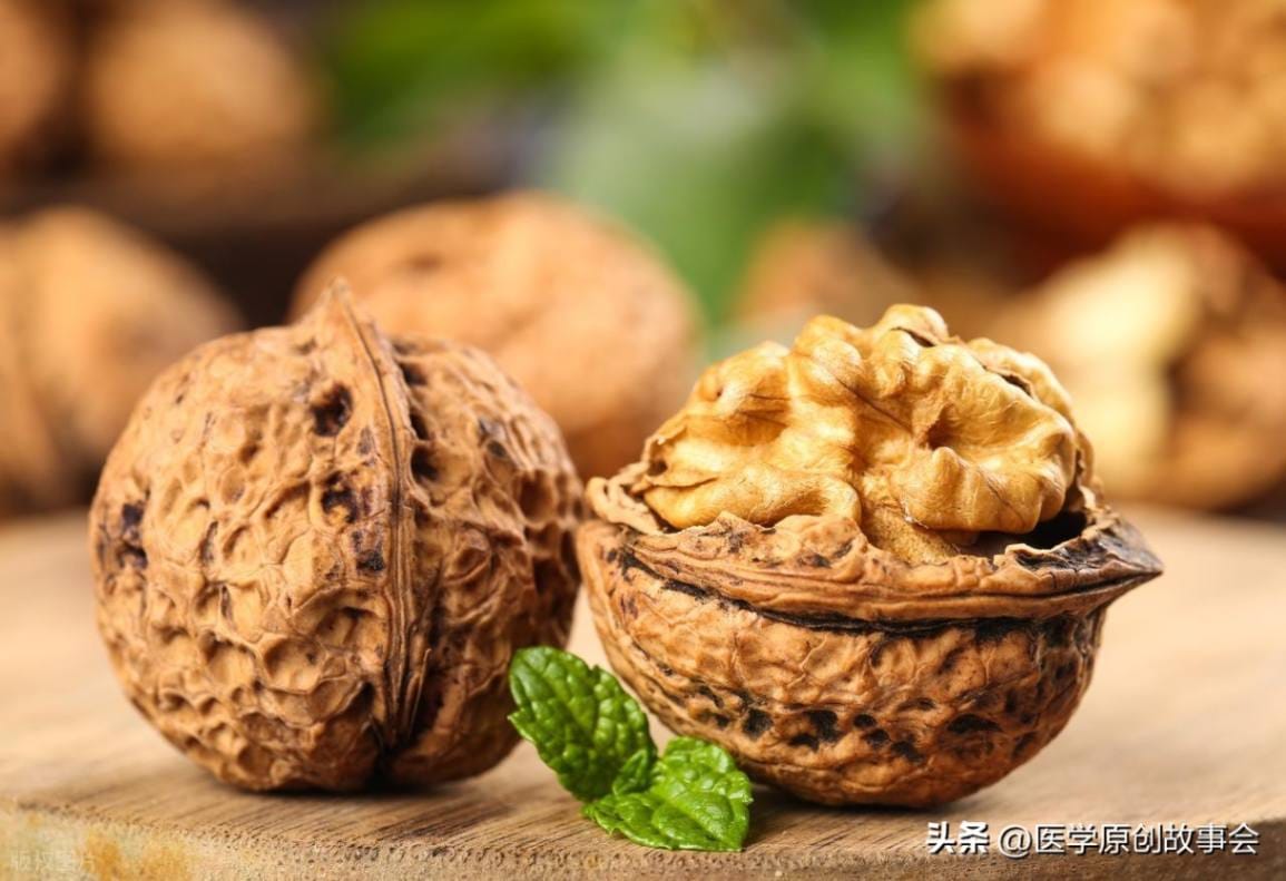 A Handful of Walnuts a Day May Bring 5 Key Health Benefits for Seniors