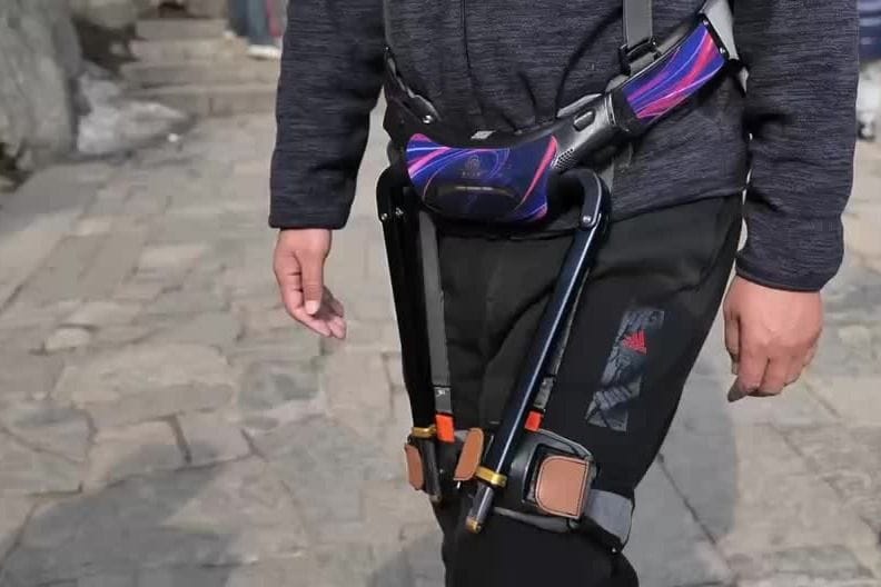Foreign Tourist Tries Wearable Exoskeleton for Hiking in Zhangjiajie, China