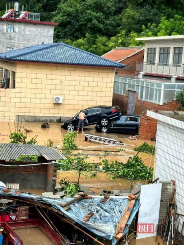 18 Vacationers Hit by Flash Flood in Chengde, Hebei