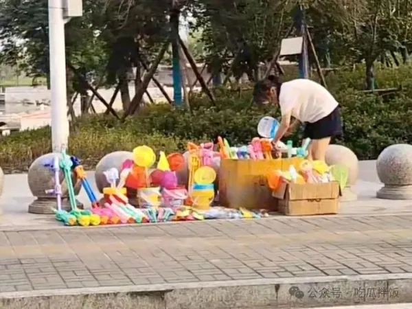 Small Stand, Big Dream: Teen Girl Earns ¥2,000 in 25 Days