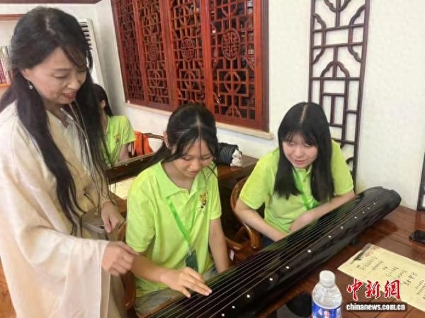 Chinese Youth Abroad Reconnect with Cultural Beauty in Shanghai