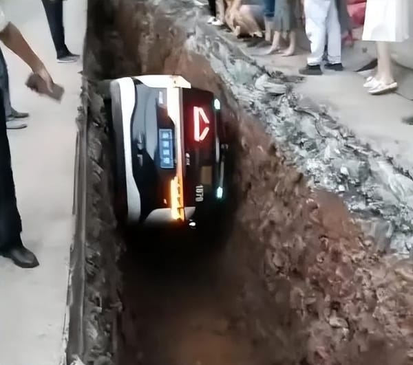 Robotaxi Falls into Construction Pit in Chongqing, Passenger Rescued Safely by Ladder