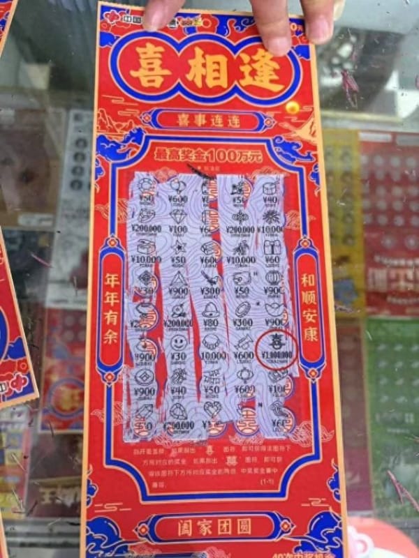 Sheltering from Rain, Woman Wins 1 Million 💰