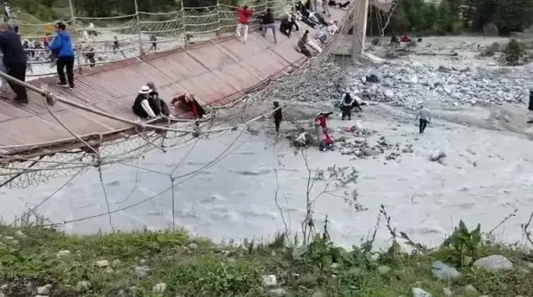 Xinjiang Suspension Bridge Collapse Kills 5, Injures 24