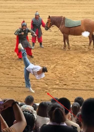 Tourist's Hilarious Horse-Riding Attempt in Kaifeng Goes Viral