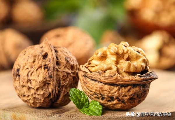 A Handful of Walnuts a Day May Bring 5 Key Health Benefits for Seniors