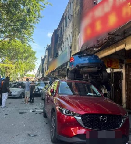Mini Cooper's Roof-Top Adventure in Johor Bahru! 🚗💨